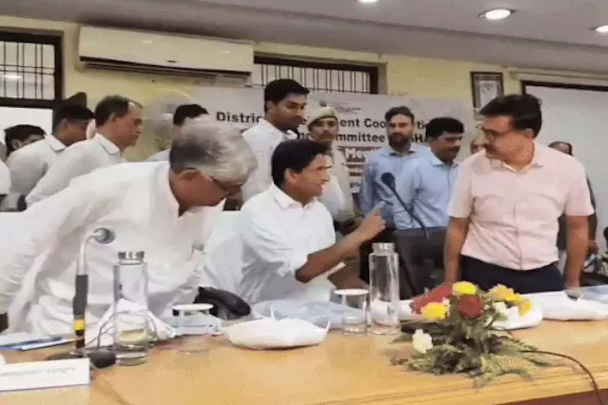 रोहतक में DC पर भड़के दीपेंद्र हुड्डा: कहा- 'मुझे आपकी जरूरत नहीं', माफी के बाद शुरू हुई मीटिंग
