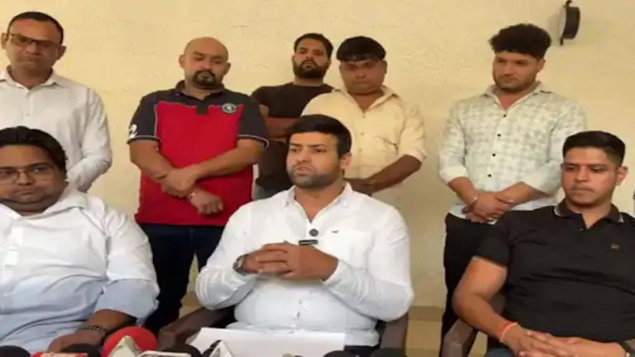 JJP को बड़ा झटका, दुष्यंत चौटाला के करीबी और लोकसभा प्रत्याशी ने समर्थकों समेत पार्टी छोड़ी, हुड्डा कर सकते हैं इनेलो ज्वाइन! 4 JJP को बड़ा झटका