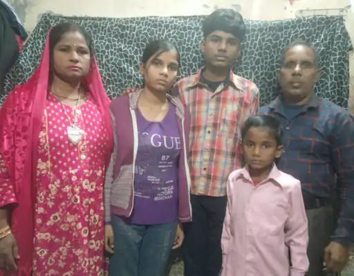 सोनीपत के पेंटर विनोद की दीवानगी: धर्मेंद्र की मौत पर घर में नहीं जला चूल्हा, बेटे का नाम रखा हीमेंद्र, दुकान में 350 पोस्टर 4 सोनीपत