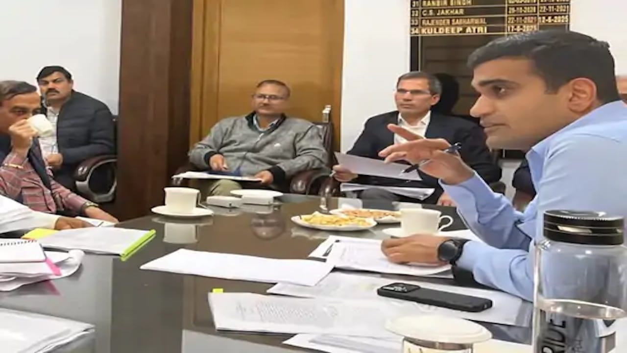 सिरसा पहुंचे DHBVN के MD, सड़कों के बीच लगे बिजली खंभे हटाने और हाईटेंशन लाइन शिफ्टिंग के दिए सख्त आदेश