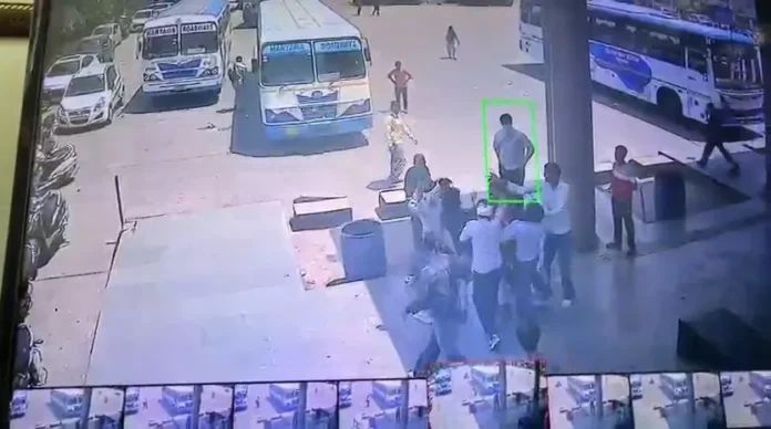 Student Attacked in Broad Daylight Seriously Injured After Being Stabbed Flees After Snatching Chain